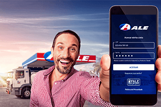 Homem apresenta sorrindo na tela do seu celular o app ALE