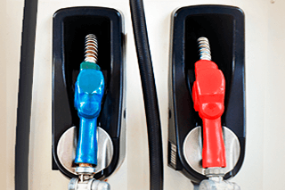 Bomba de etanol na cor azul e de gasolina na cor vermelha